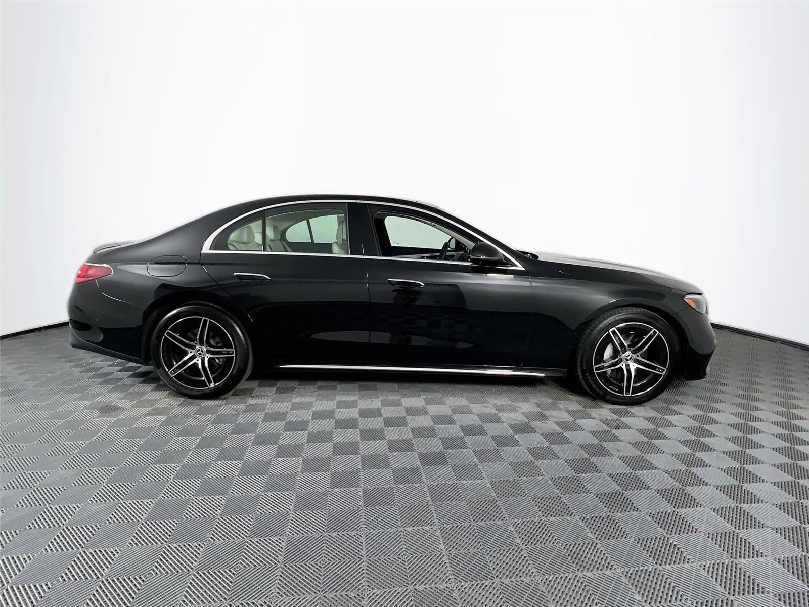 Used 2025 Mercedes-Benz E 350 4MATIC Sedan image 7