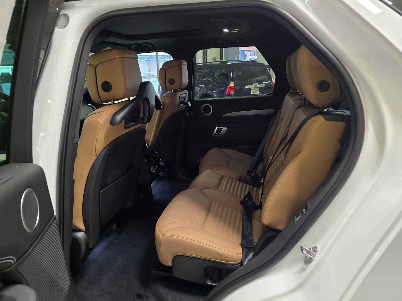 New 2026 Land Rover Discovery Limited Edition AWD/4WD image 17