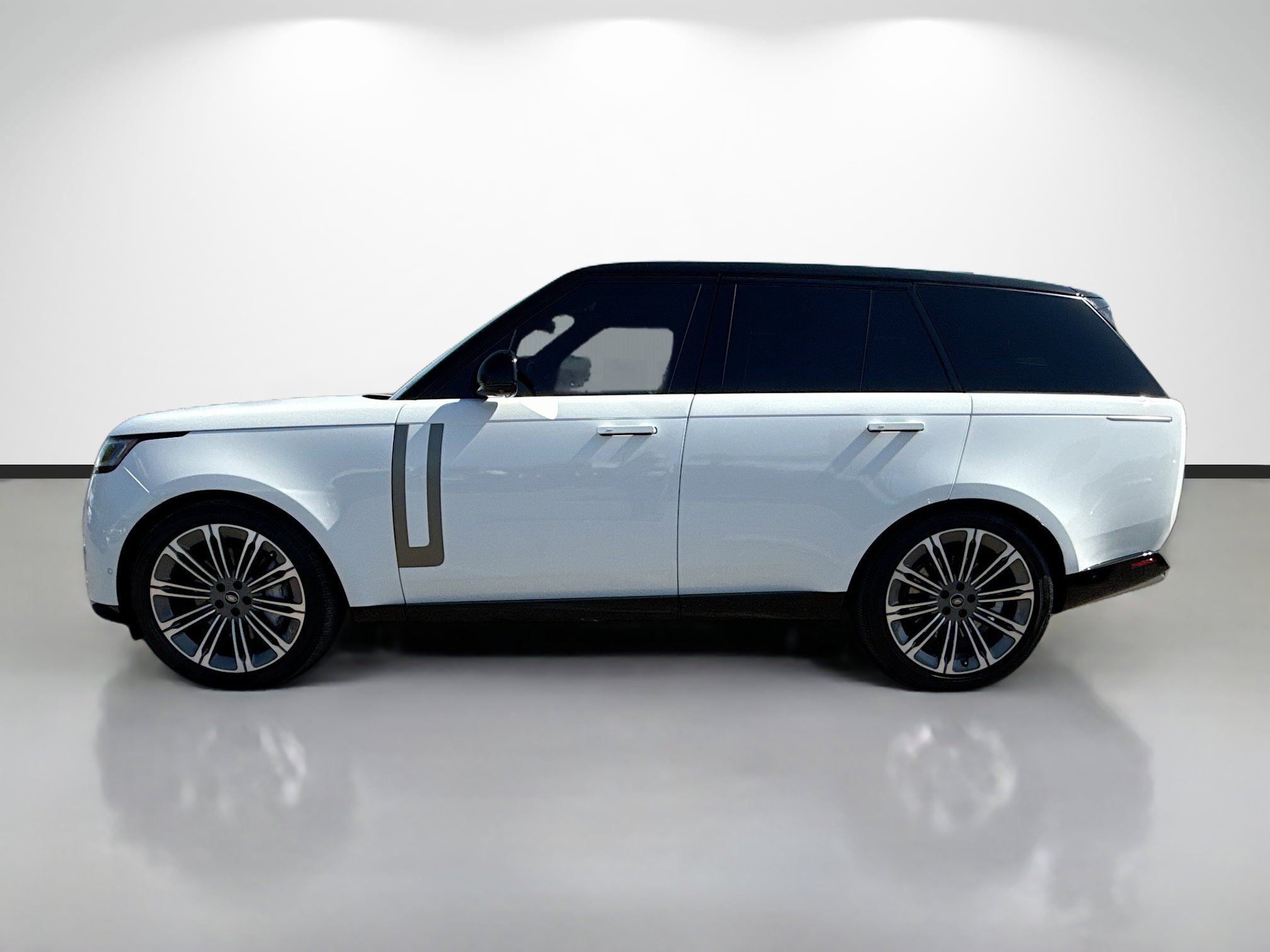 Used 2025 Land Rover Range Rover SE image 2