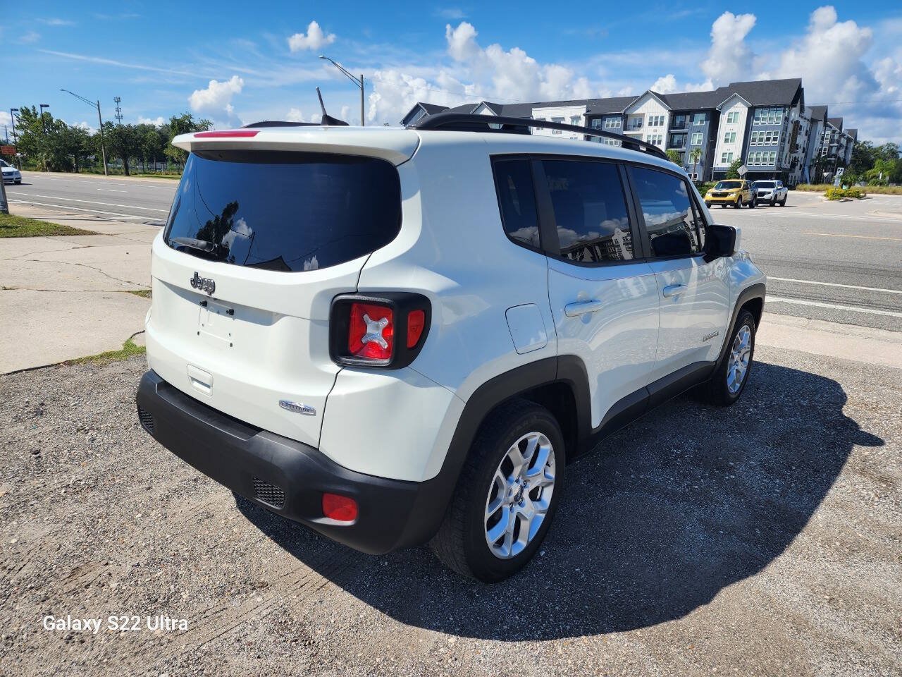 Used 2018 Jeep Renegade Latitude FWD image 6