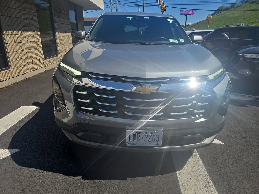Used 2025 Chevrolet Equinox LT AWD/4WD image 2