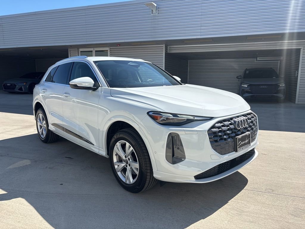 Used 2025 Audi Q5 Premium w/ Convenience Package image 3