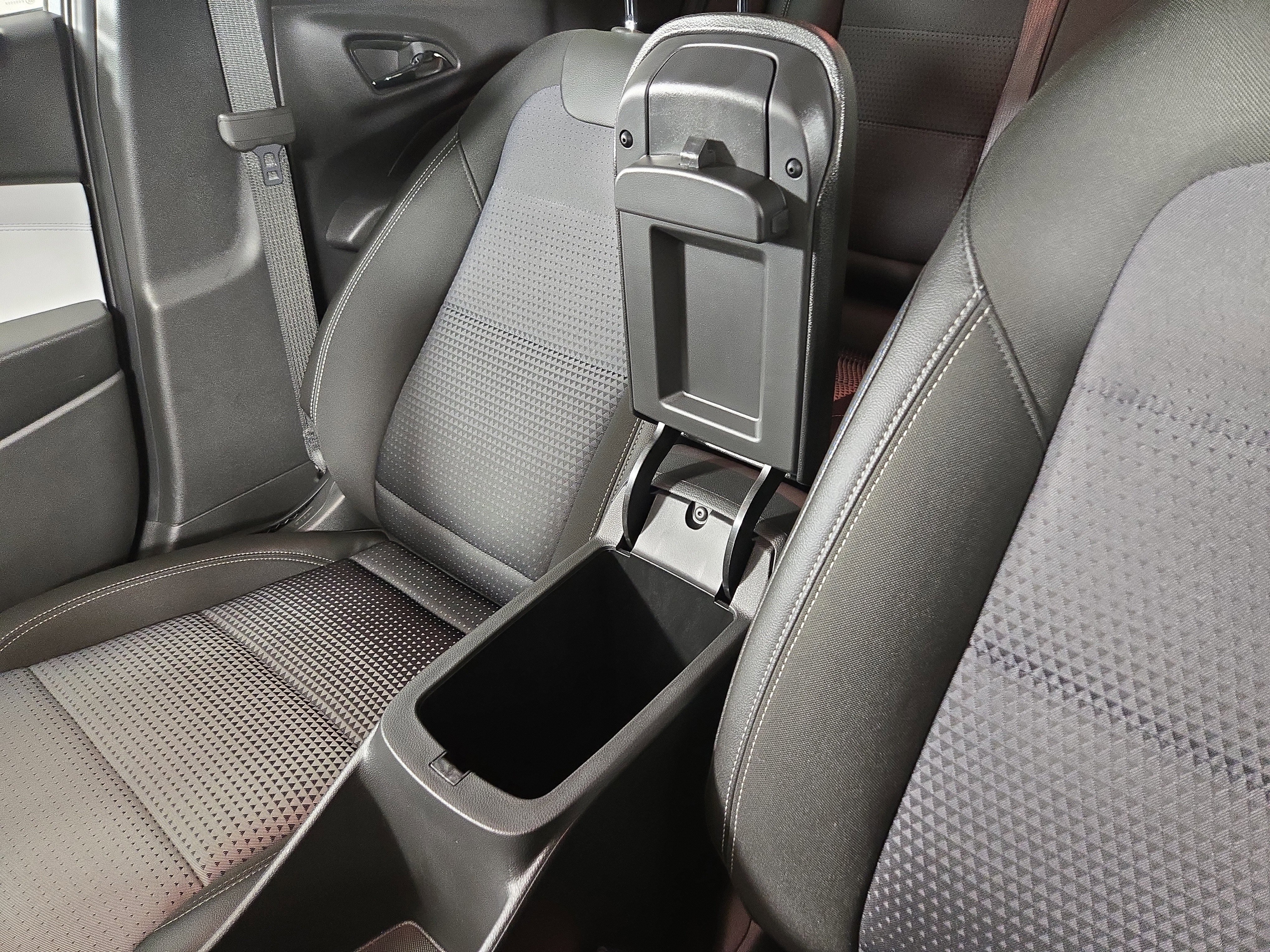 Used 2025 Chevrolet Trax LT w/ LT Convenience Package image 28