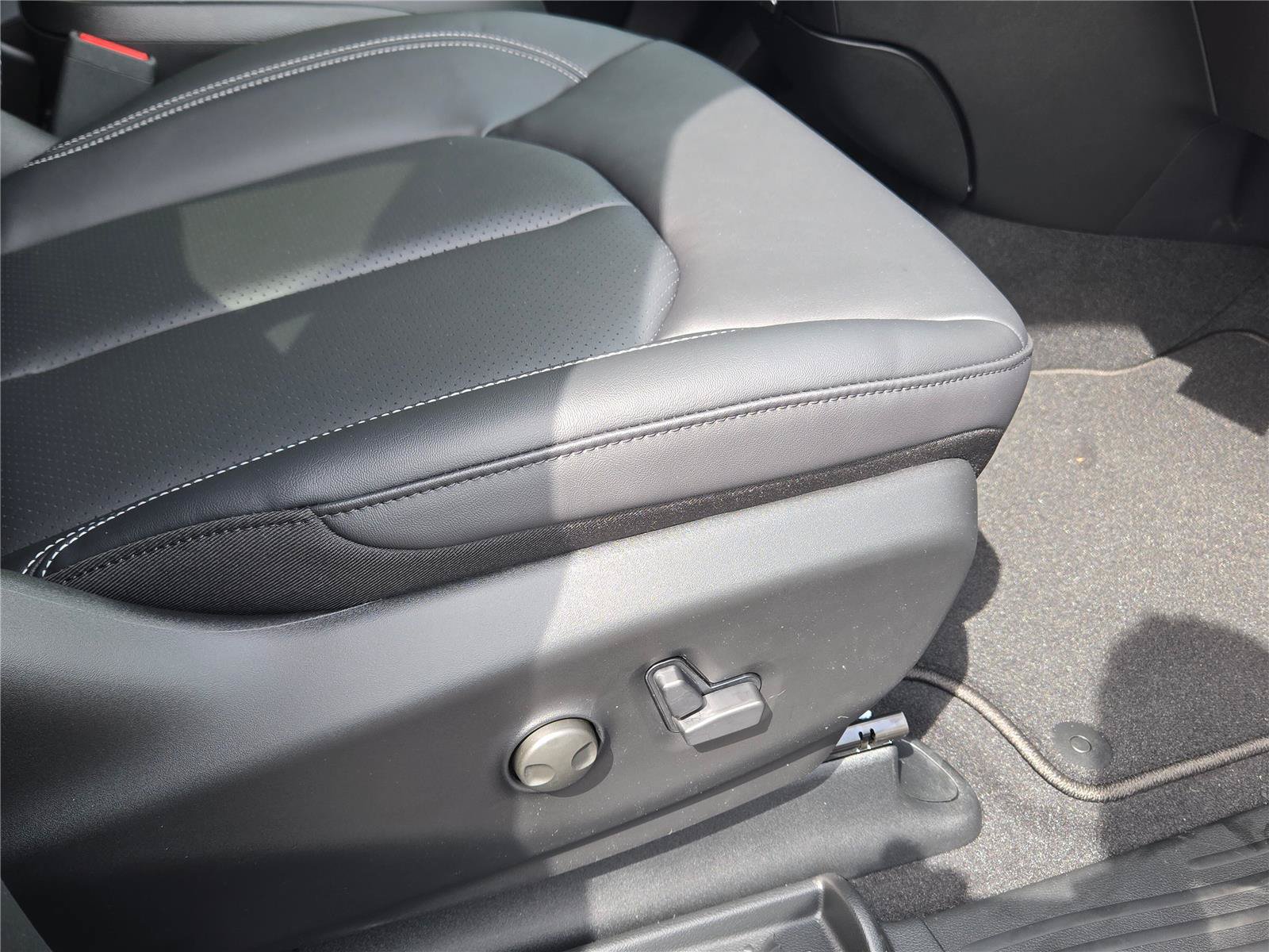 New 2027 Chrysler Pacifica Select FWD image 5