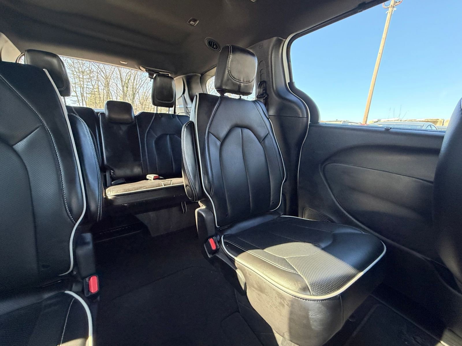 Used 2025 Chrysler Pacifica Limited image 40