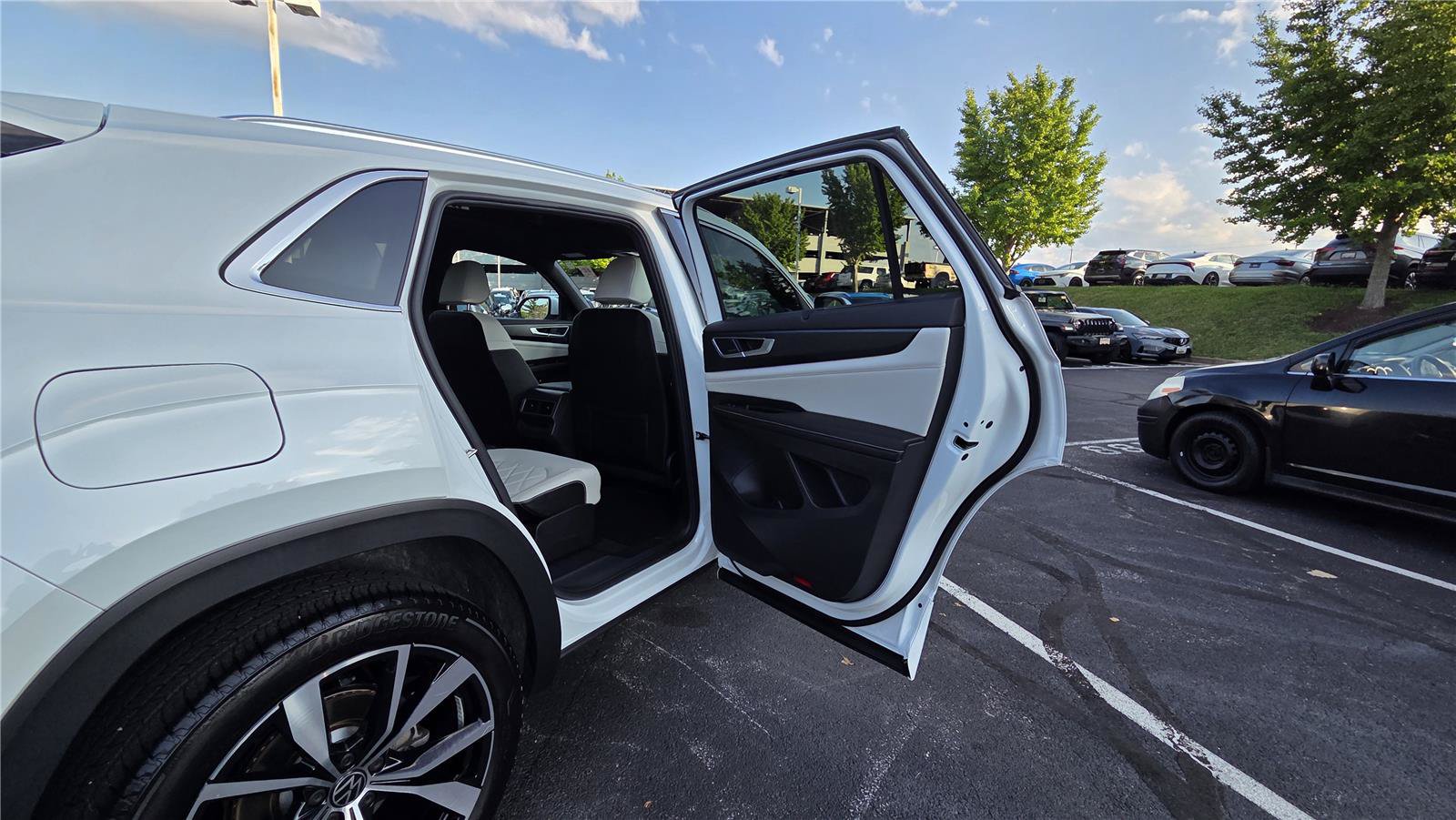 Certified 2024 Volkswagen Atlas Cross Sport SEL Premium R-Line AWD/4WD image 33