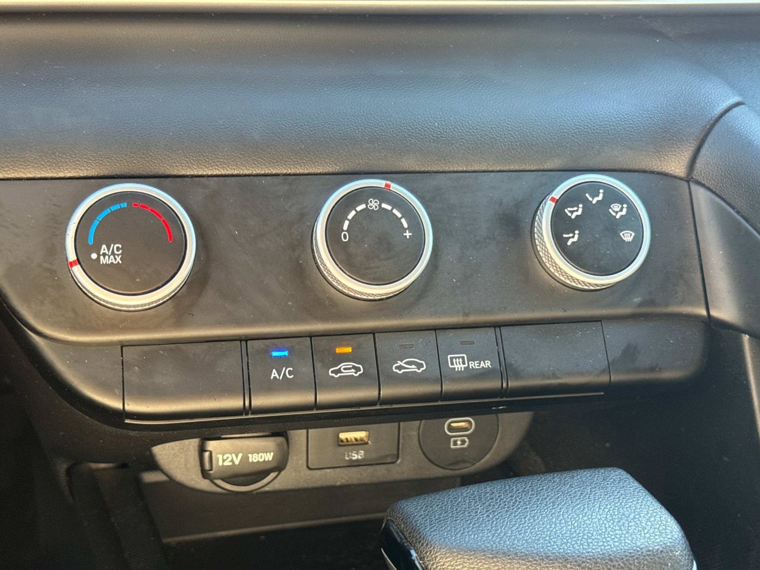 Used 2024 Hyundai Elantra SE FWD image 34