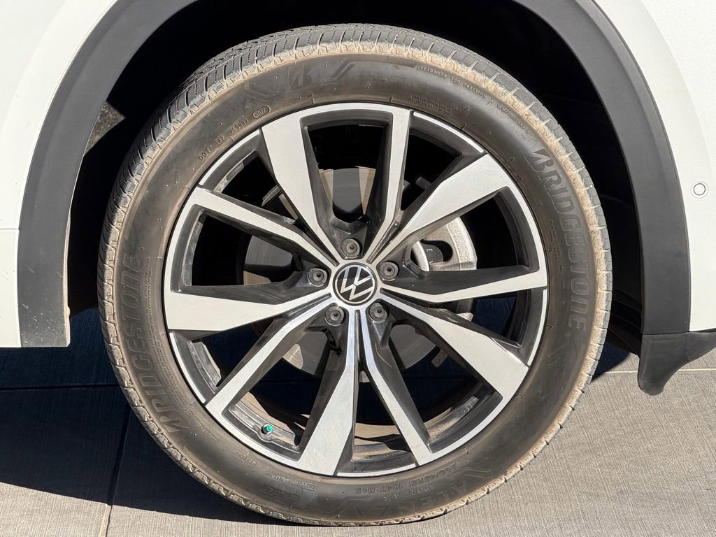 Used 2025 Volkswagen Atlas SEL Premium R-Line image 8