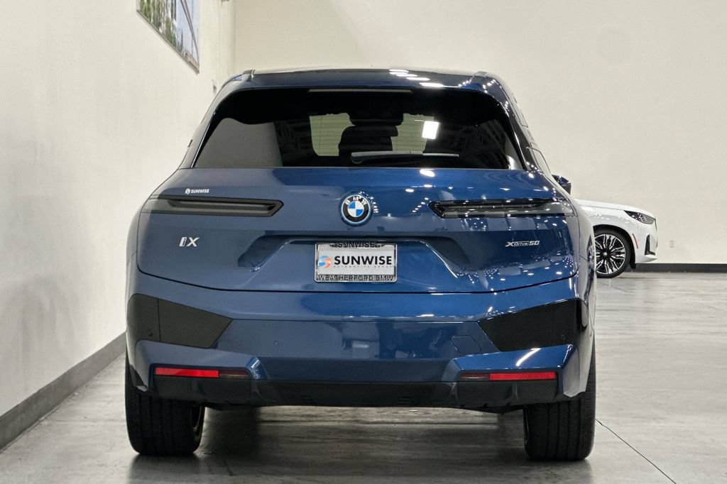 Used 2023 BMW iX xDrive50 w/ Sport Package AWD/4WD image 5