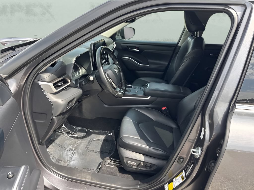 Used 2022 Toyota Highlander XLE FWD image 9