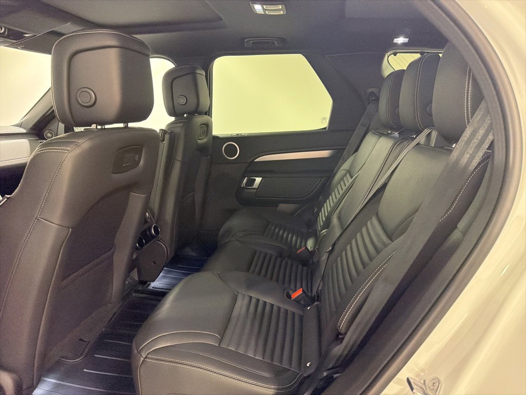 New 2026 Land Rover Discovery Dynamic SE image 21