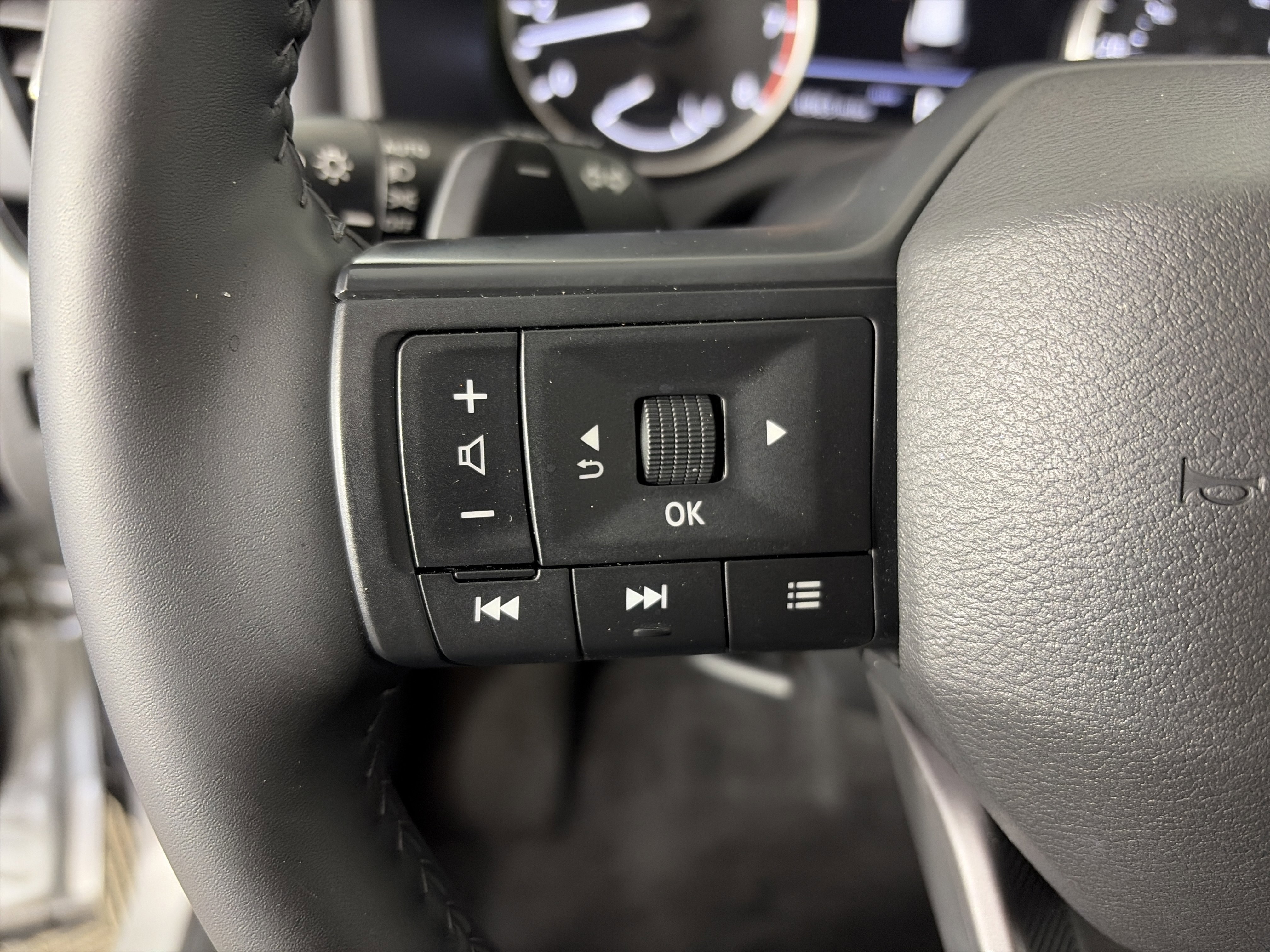 Used 2025 Nissan Rogue SV image 28