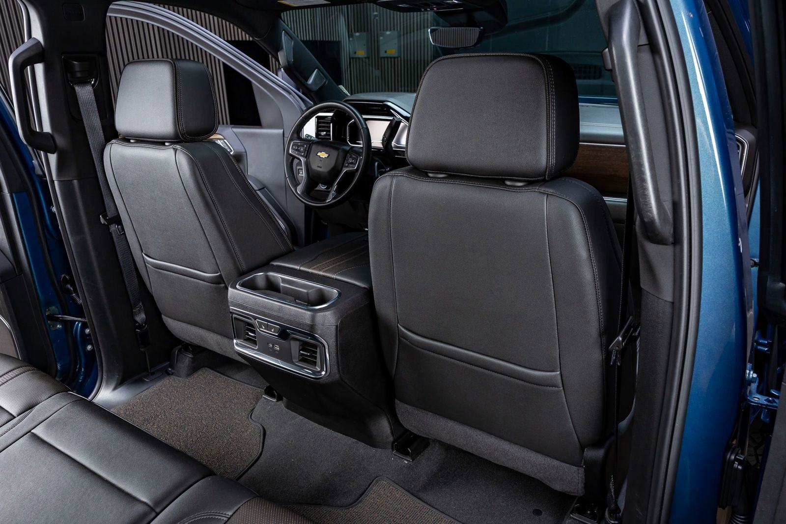 Used 2024 Chevrolet Silverado 2500 High Country w/ High Country Premium Package AWD/4WD image 32