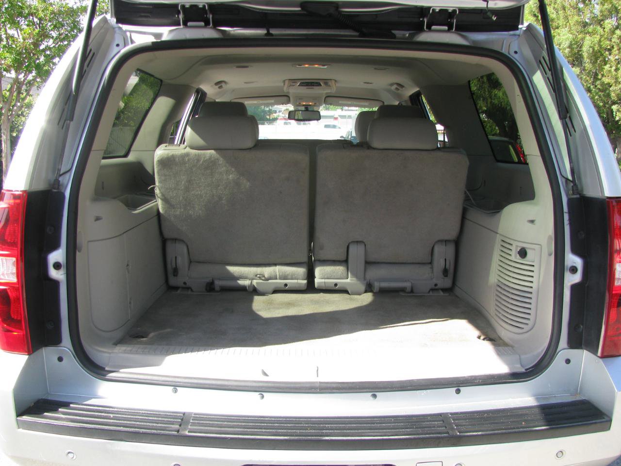 Used 2014 Chevrolet Suburban LT RWD image 7