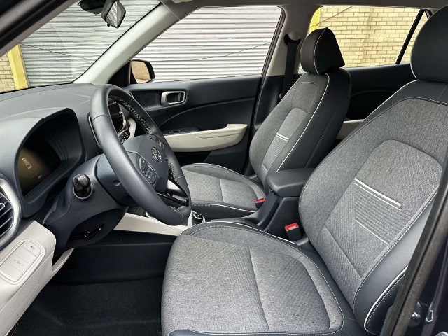 Used 2025 Hyundai Venue Limited FWD image 18