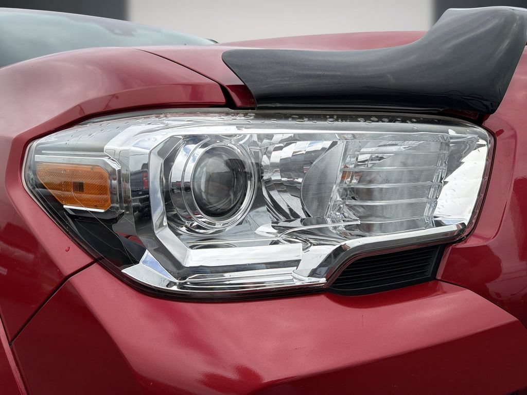 Used 2021 Toyota Tacoma SR5 AWD/4WD image 9