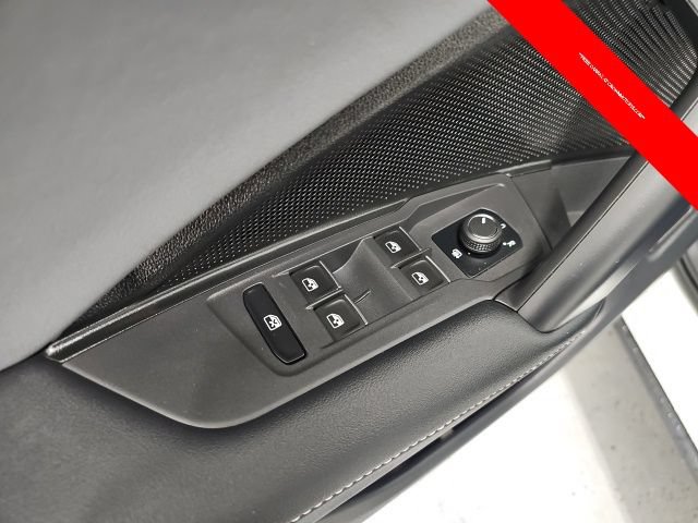 Used 2025 Volkswagen Tiguan SE w/ Panoramic Sunroof Package AWD/4WD image 13