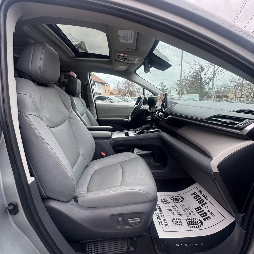 Used 2021 Toyota Sienna Limited image 20