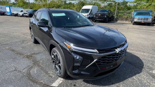 New 2026 Chevrolet Trax RS w/ Sunroof Package FWD image 4