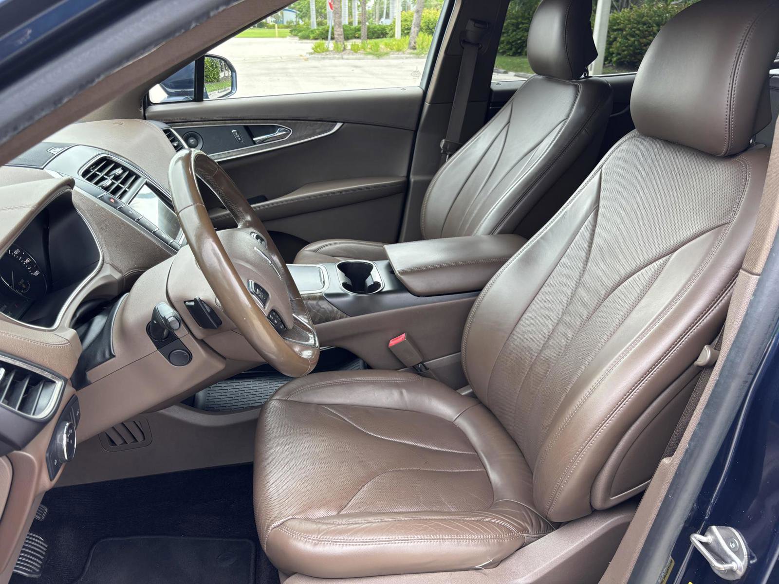 Used 2017 Lincoln MKX Reserve w/ Driver Assistance Package image 17