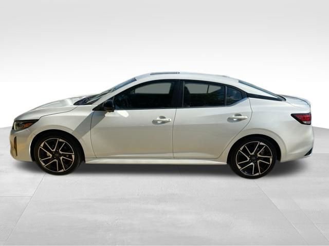 Used 2025 Nissan Sentra SR w/ SR Premium Package image 5