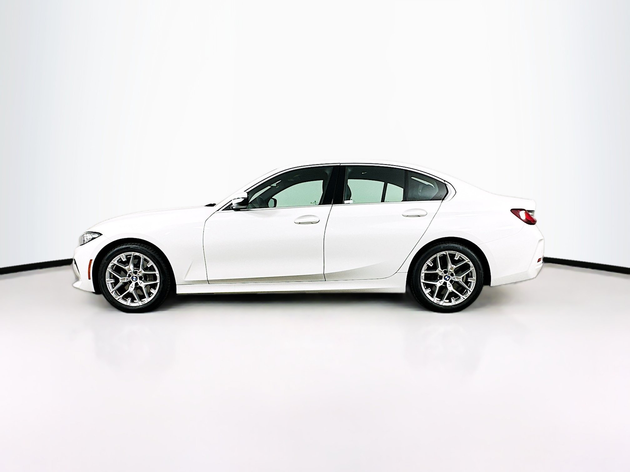 Used 2025 BMW 330i Sedan RWD image 4