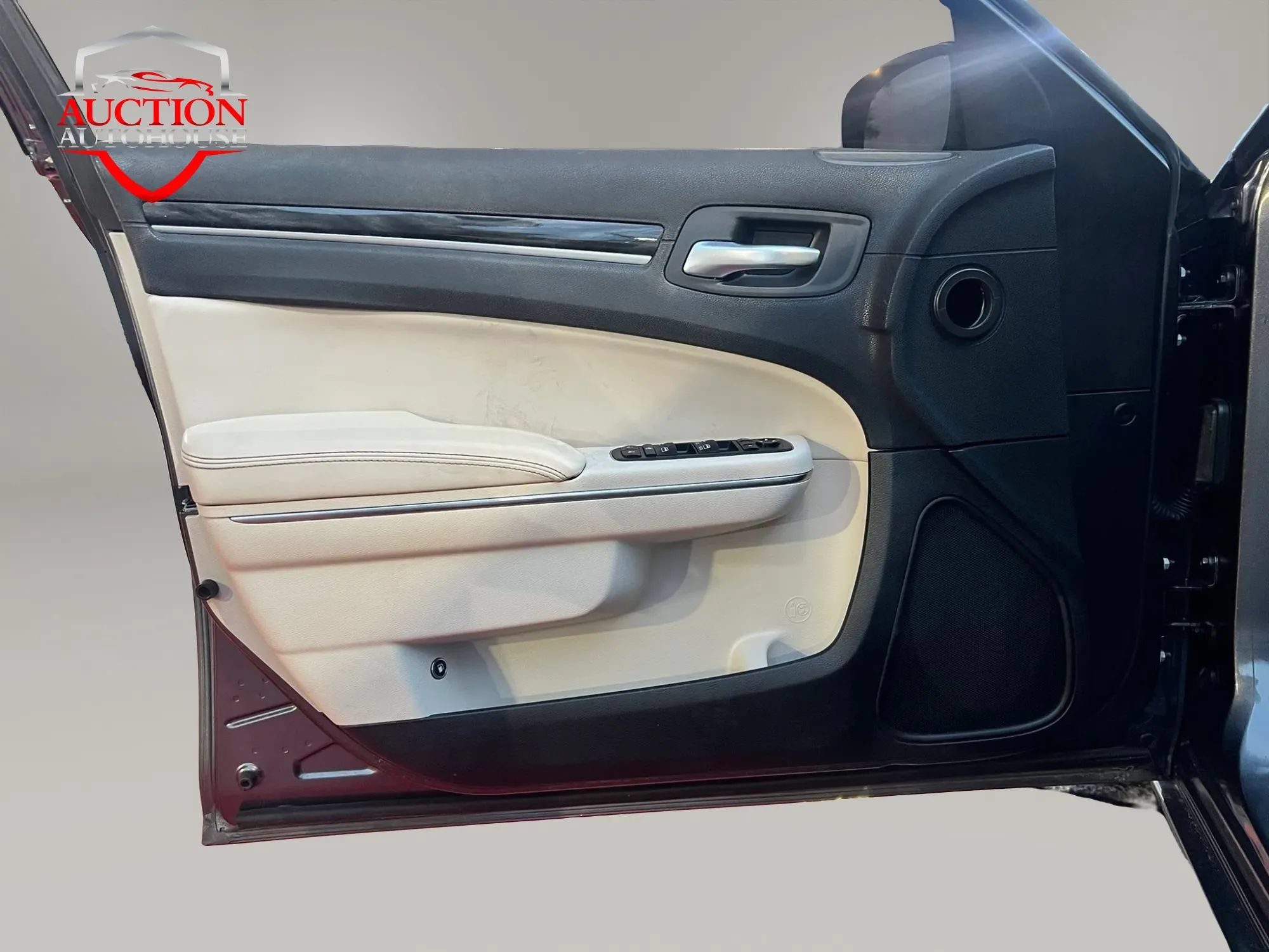 Used 2016 Chrysler 300 Limited RWD image 8