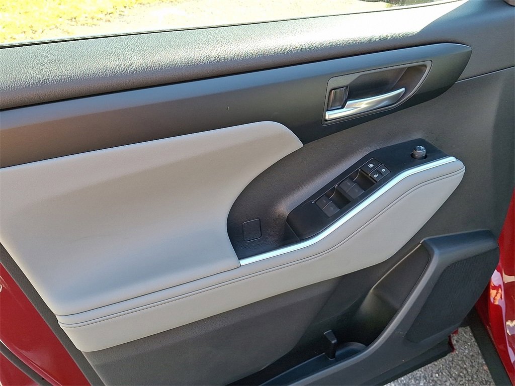 New 2025 Toyota Highlander XLE image 7