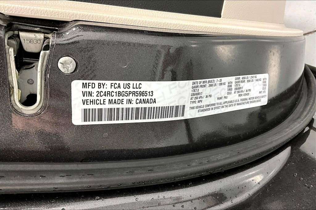 Used 2023 Chrysler Pacifica Touring-L image 39