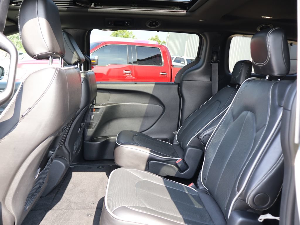 Used 2025 Chrysler Pacifica Limited FWD image 17