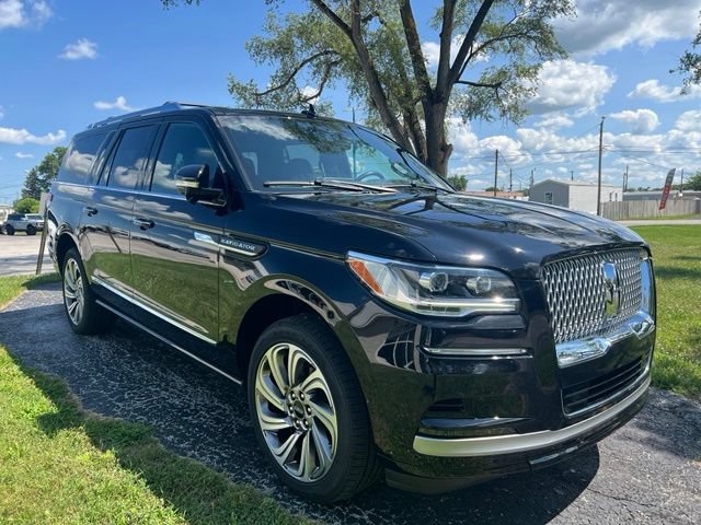 Used 2023 Lincoln Navigator L Reserve AWD/4WD image 2