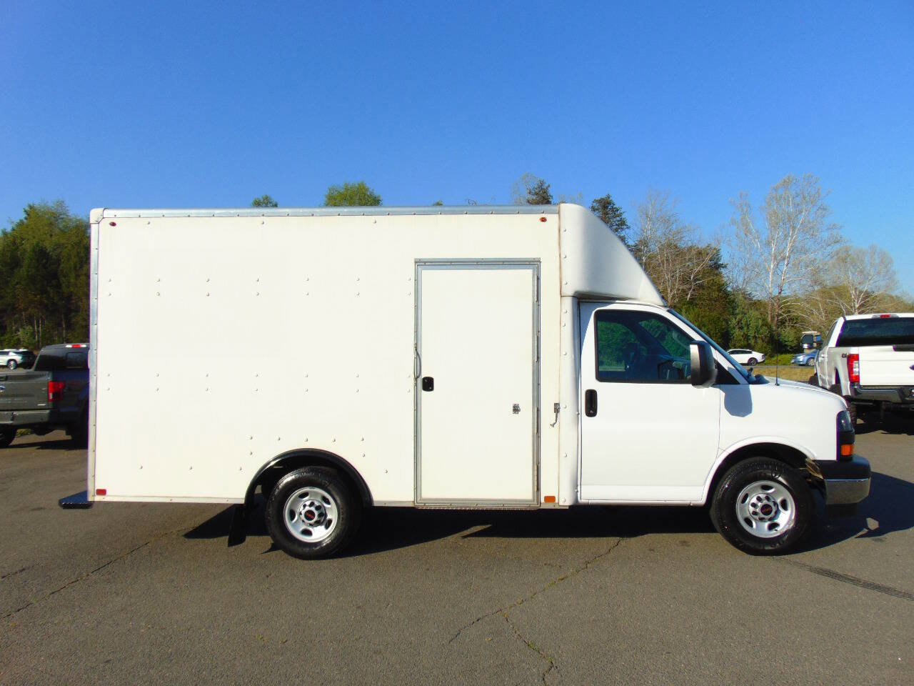 Used 2022 GMC Savana 3500 w/ Power Convenience Package RWD image 2