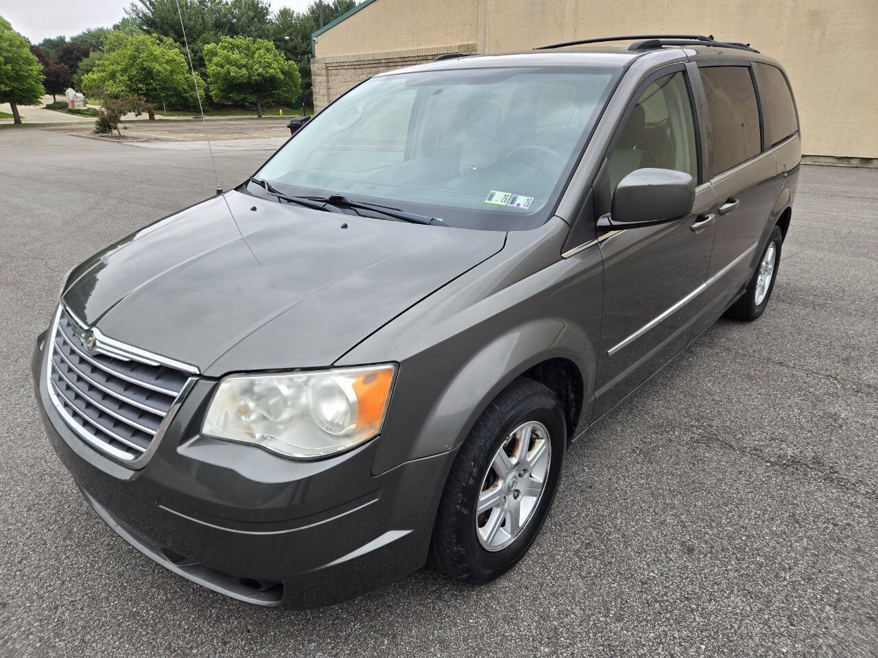 Used 2010 Chrysler Town & Country Touring Plus FWD image 3