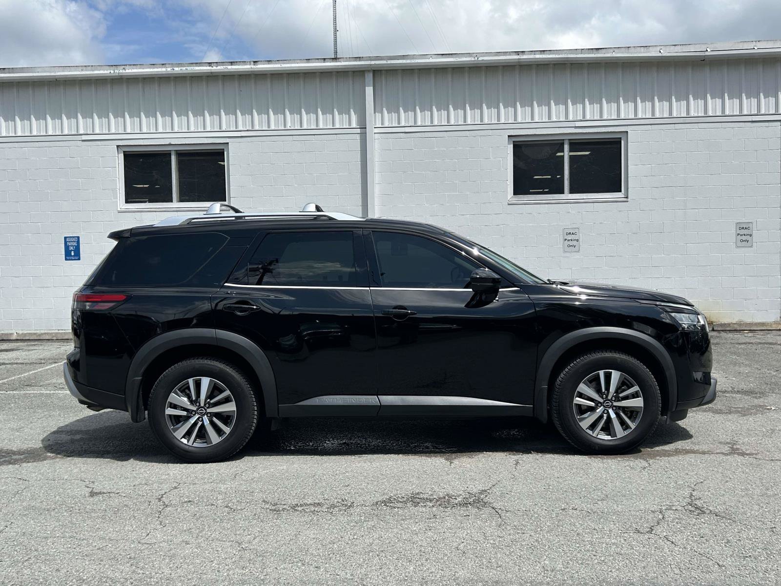 Used 2024 Nissan Pathfinder SL AWD/4WD image 2