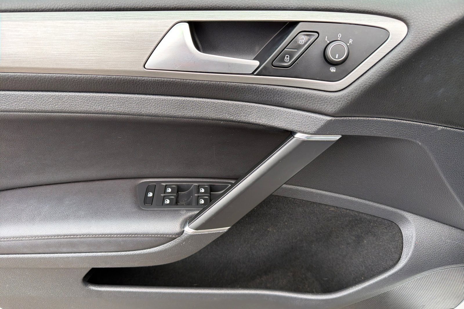 Used 2016 Volkswagen Golf Limited Edition image 11