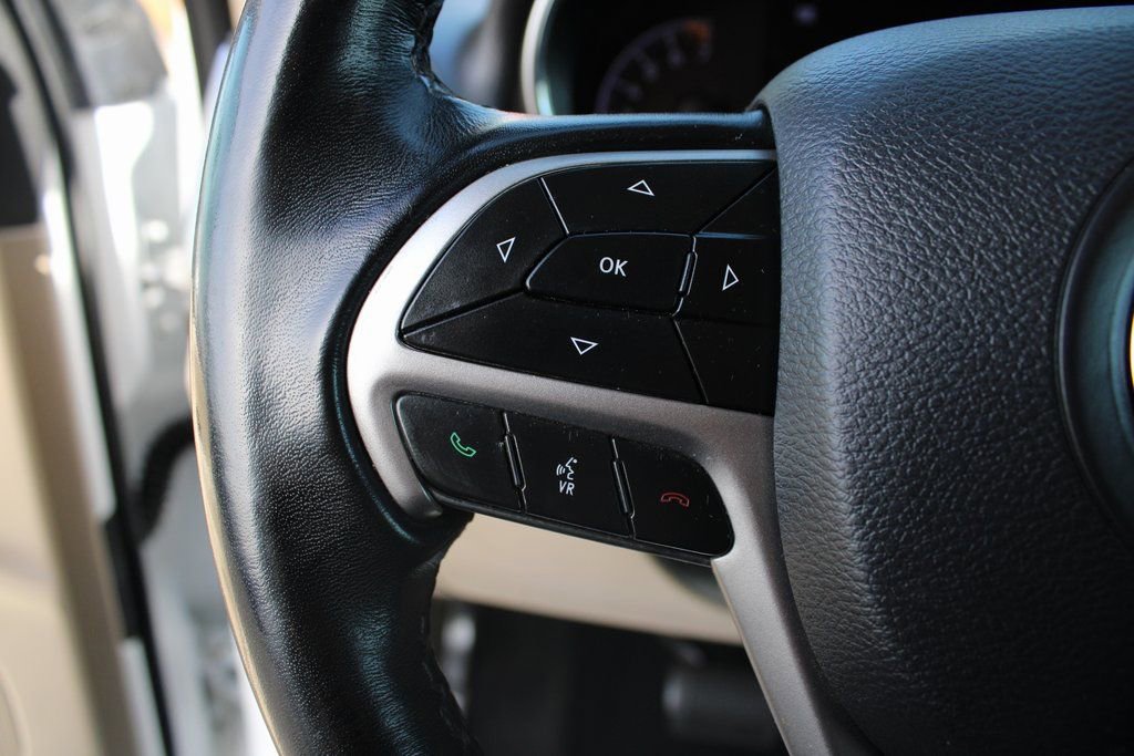 Used 2020 Jeep Grand Cherokee Laredo image 20