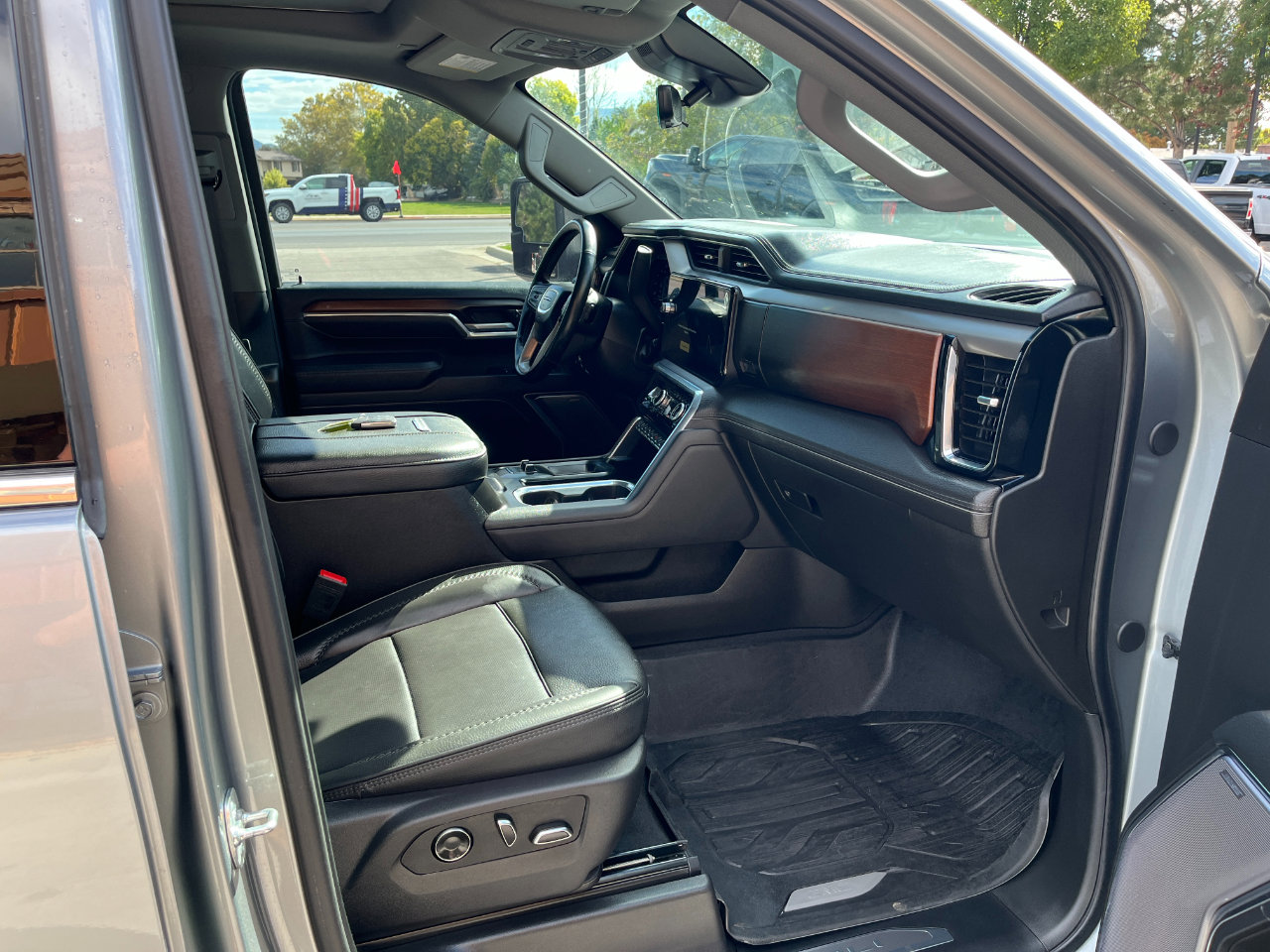 Used 2025 GMC Sierra 3500 Denali w/ Denali Reserve Package image 7