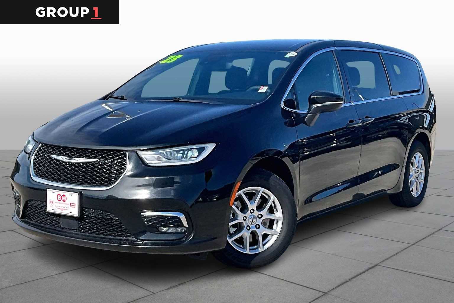 Used 2023 Chrysler Pacifica Touring image 1