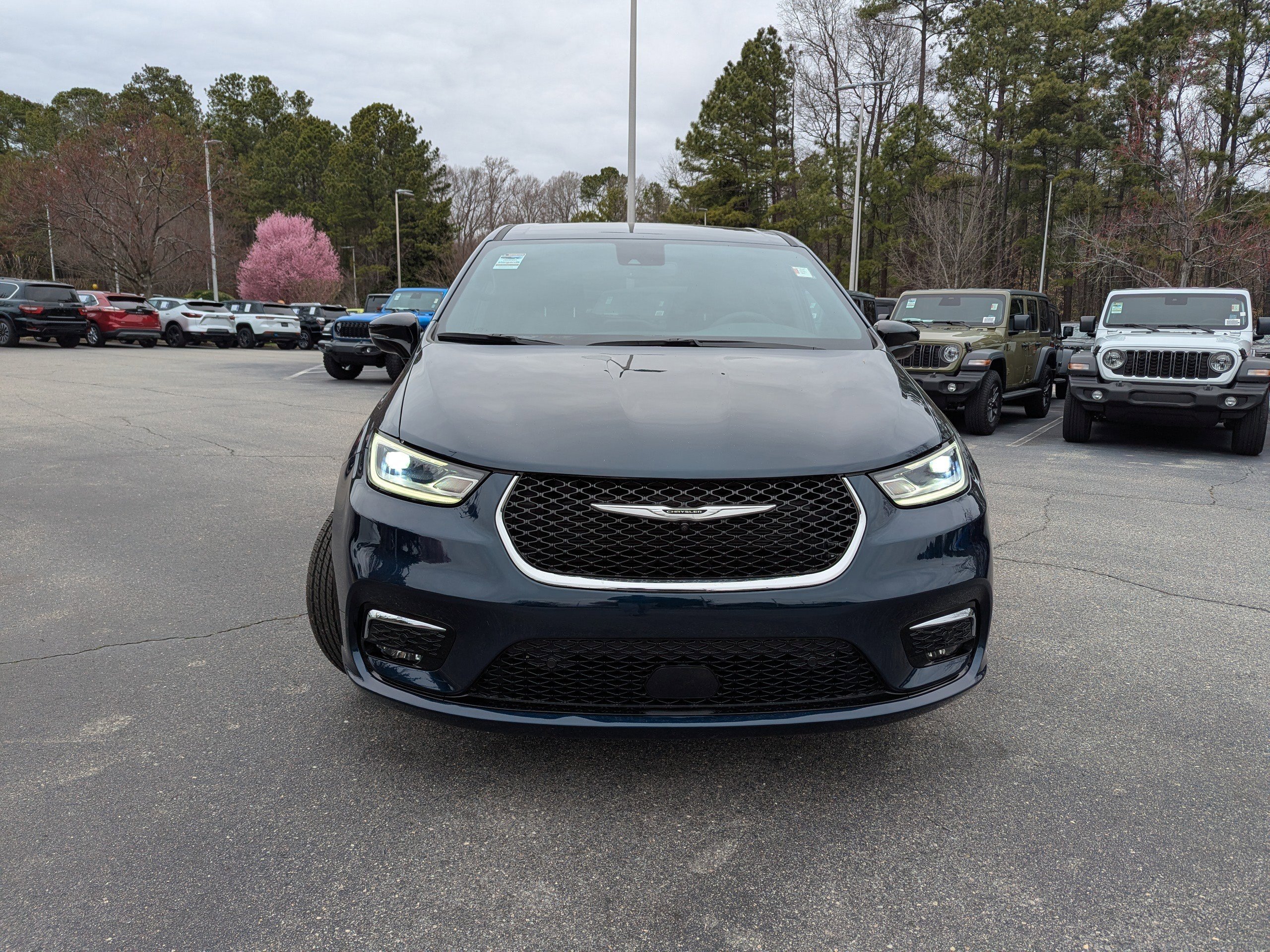 Used 2025 Chrysler Pacifica Select image 2