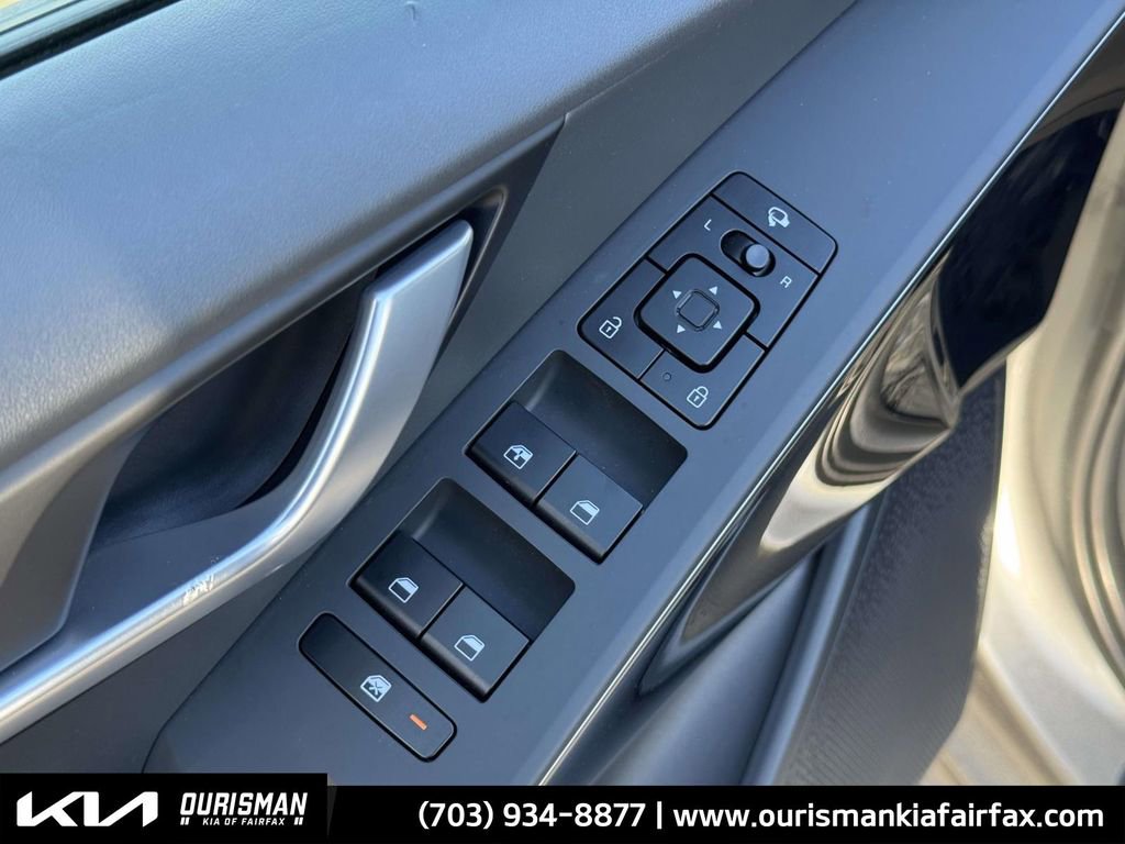 Used 2023 Kia Niro EX Touring image 9