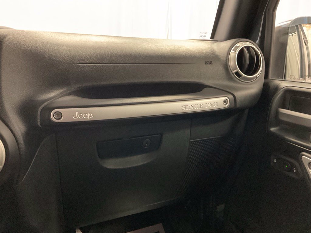 Used 2016 Jeep Wrangler Unlimited Sahara w/ Connectivity Group AWD/4WD image 27