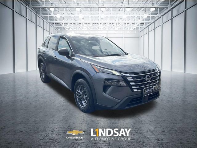 Used 2024 Nissan Rogue S image 2
