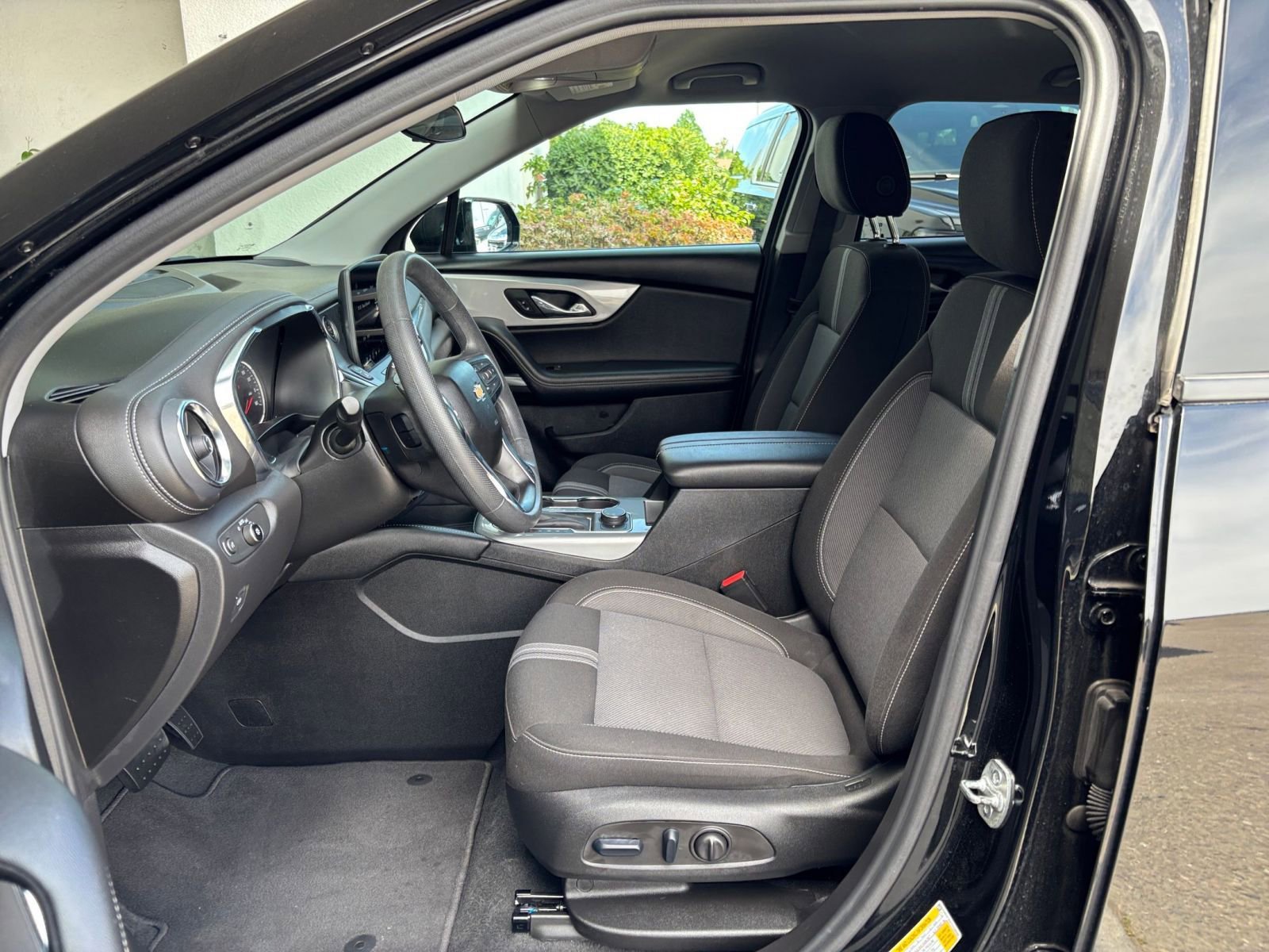 Used 2025 Chevrolet Blazer LT FWD image 28