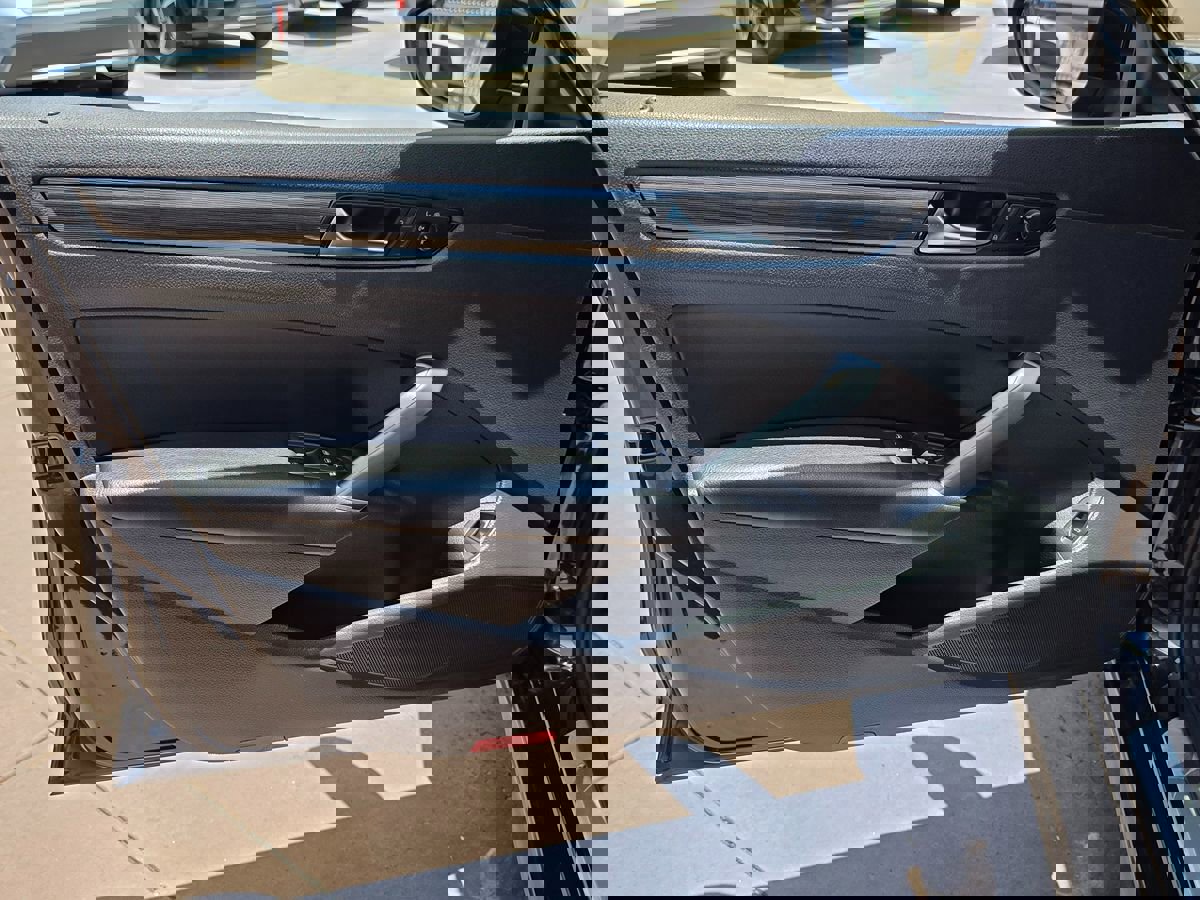 Used 2020 Volkswagen Passat 2.0T R-Line image 31