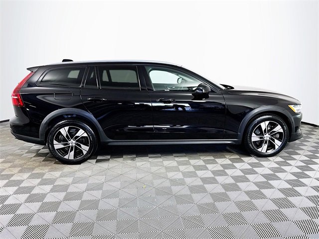 Used 2021 Volvo V60 T5 Cross Country image 22