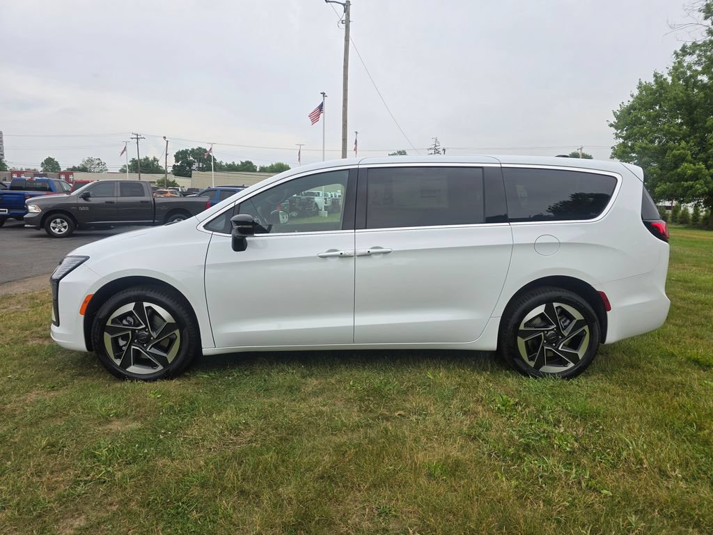 New 2027 Chrysler Pacifica Limited AWD/4WD image 4