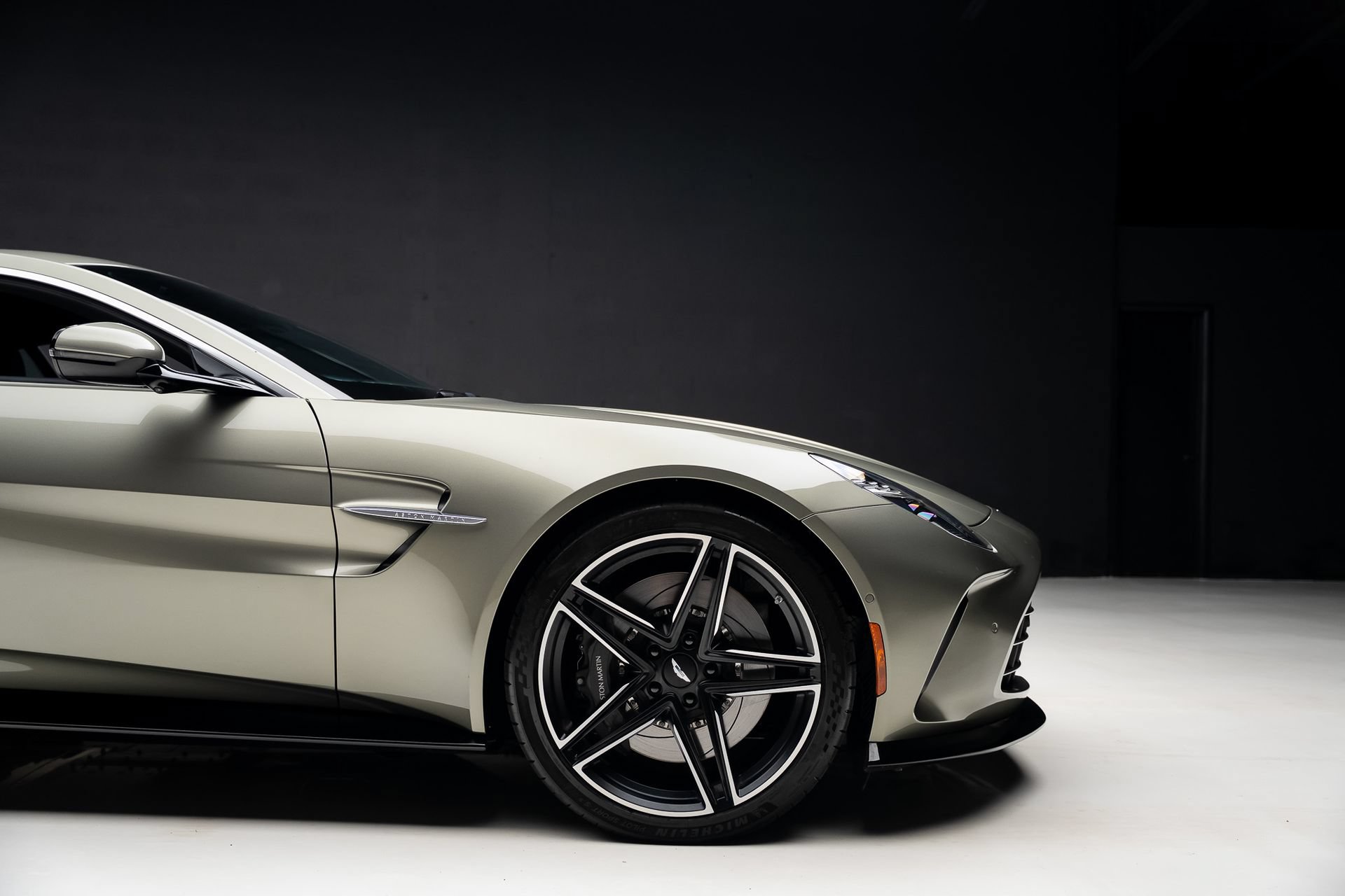 Used 2025 Aston Martin V8 Vantage Coupe RWD image 38