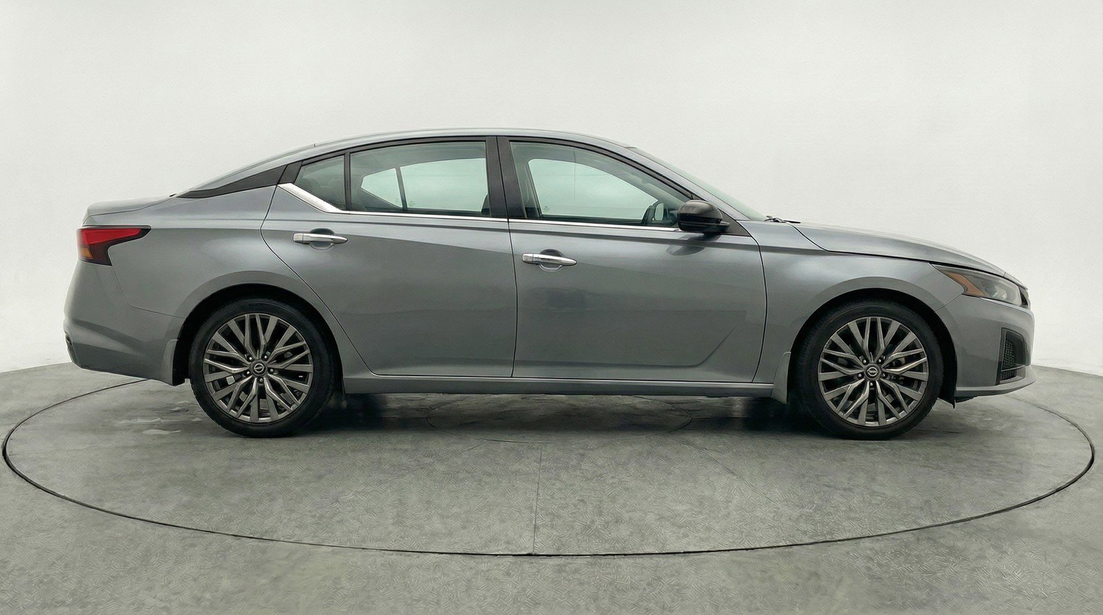 Used 2025 Nissan Altima 2.5 SV FWD image 11