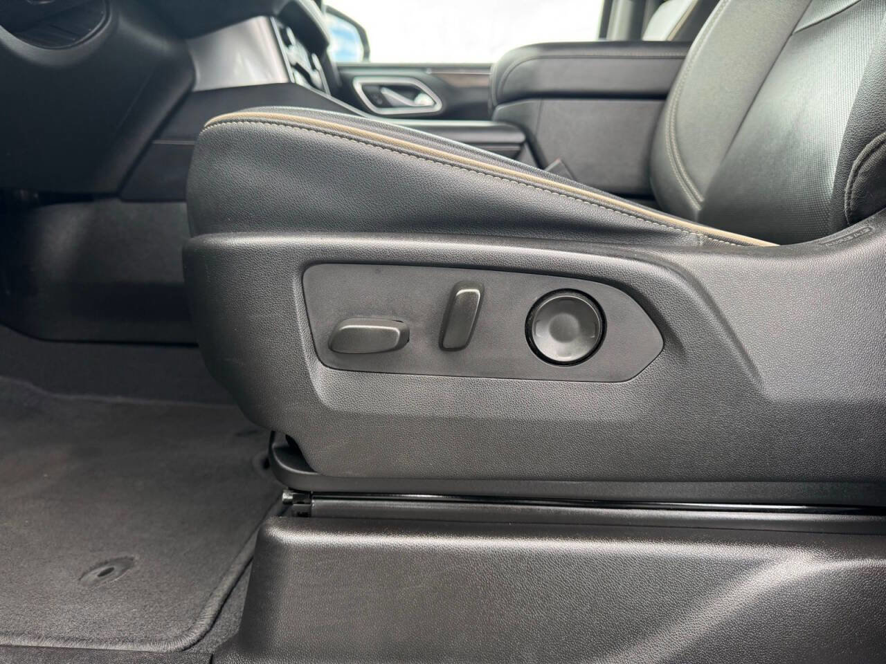 Used 2023 Chevrolet Suburban Premier image 16