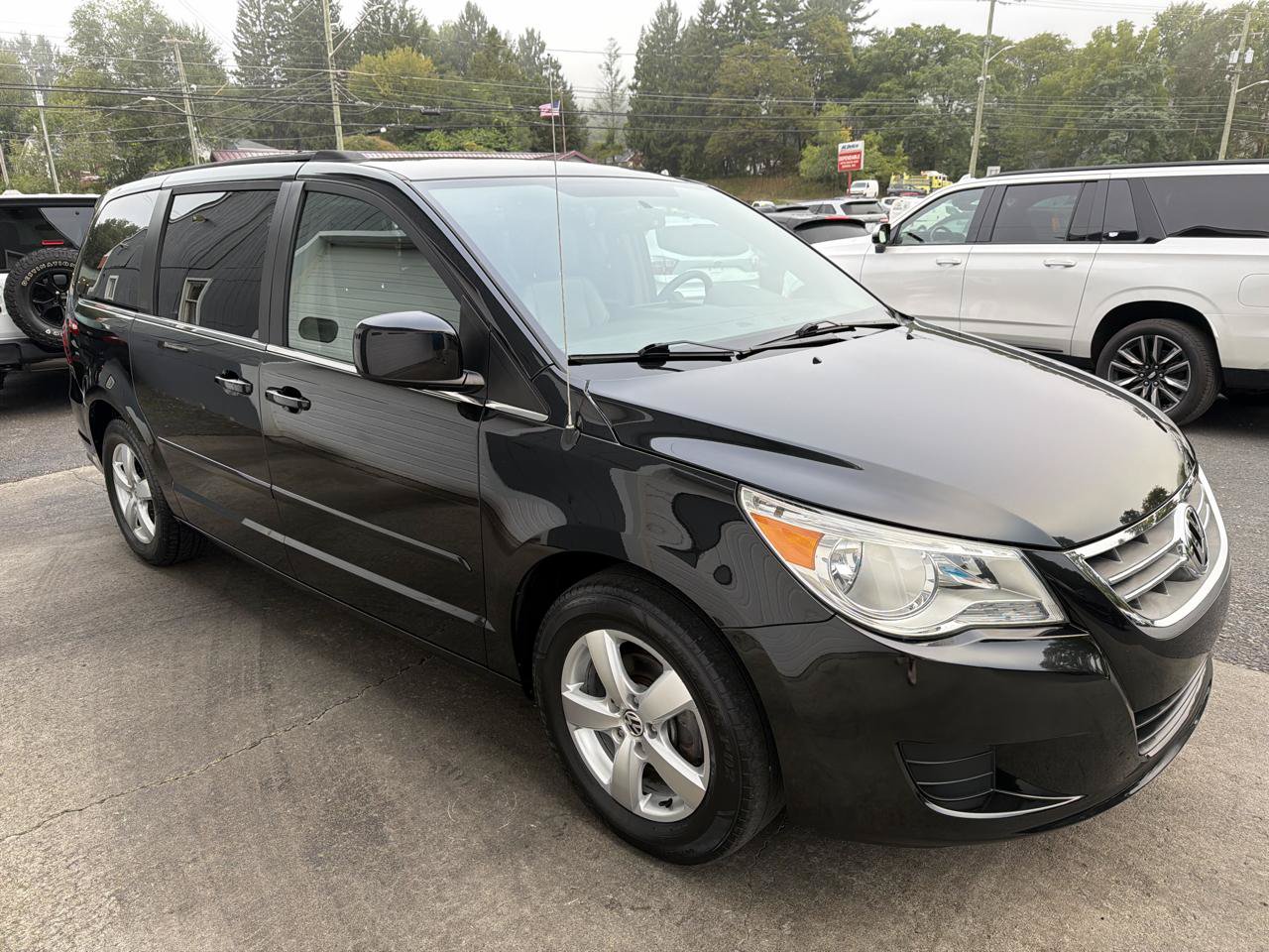 Used 2011 Volkswagen Routan SE FWD image 3